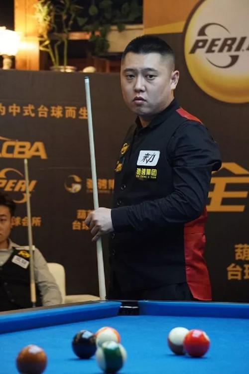 表现和他背 表现和他背